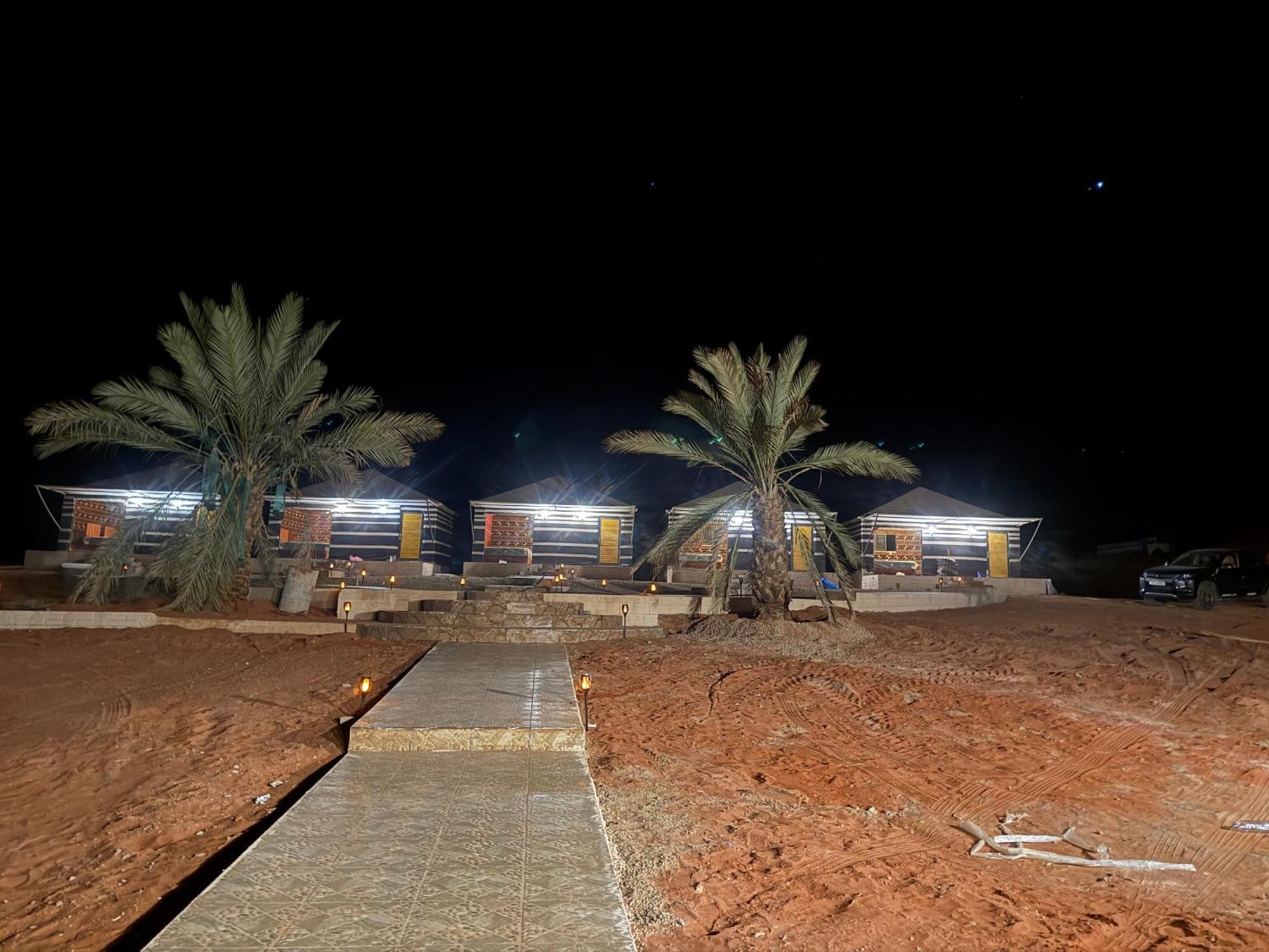 Falling Stars Camp Wadi Rum Buitenkant foto